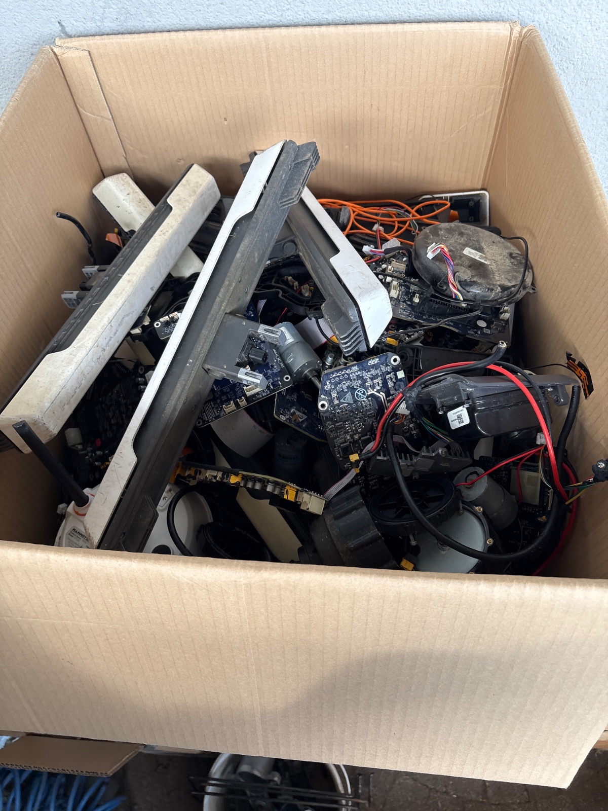elektrośmieci, płyty, silniki, kamery, stacje ładowania plastikowe itp. 4