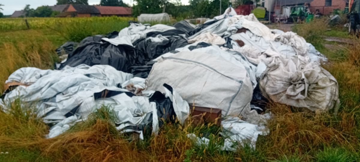 Folia kiszonkarska z pryzm i balotów oraz worki foliowe,częściowo spakowane w bb 2
