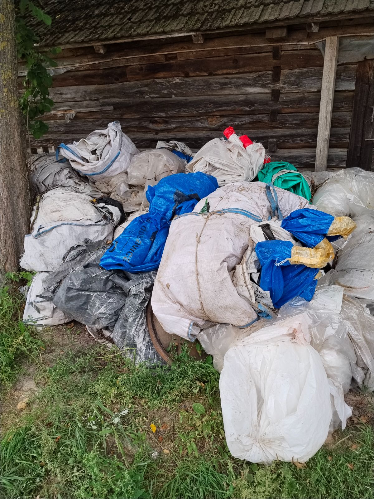 Folia z pryzm i sianokiszonek Big bagi po nawozach 2