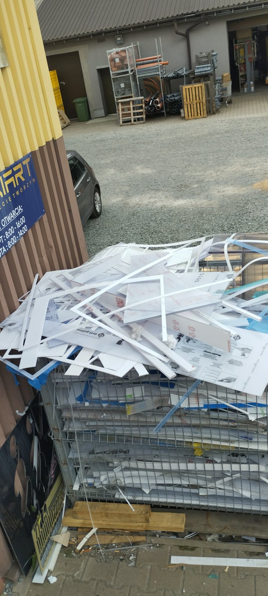 Ścinki, resztki płyt, arkusze oraz odpady produkcyjne i poprocesowe. 3
