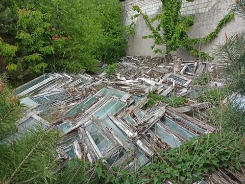 Około 30 ton szyb okiennych w drewnianych ramach. 2