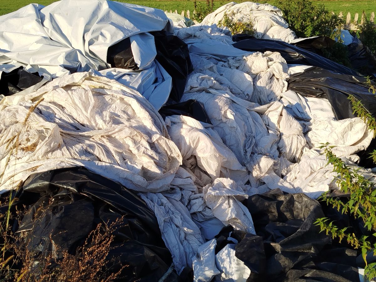 Folia biała po sianokiszonkach i folia czarno biała z pryzm. 2